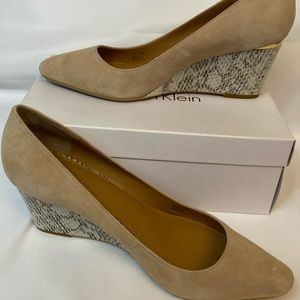 Calvin Klein Pippa Kid Suede Pump in Sandstone Size 11.